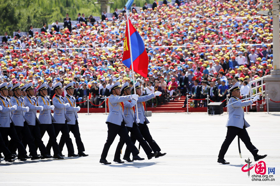  9月3日，中國人民抗日戰爭暨世界反法西斯戰爭勝利70周年紀念大會在北京隆重舉行，有11個國家派方隊、6個國家派代表隊來華參加閱兵。圖為蒙古國武裝力量方隊通過天安門廣場。中國網記者 楊佳攝 