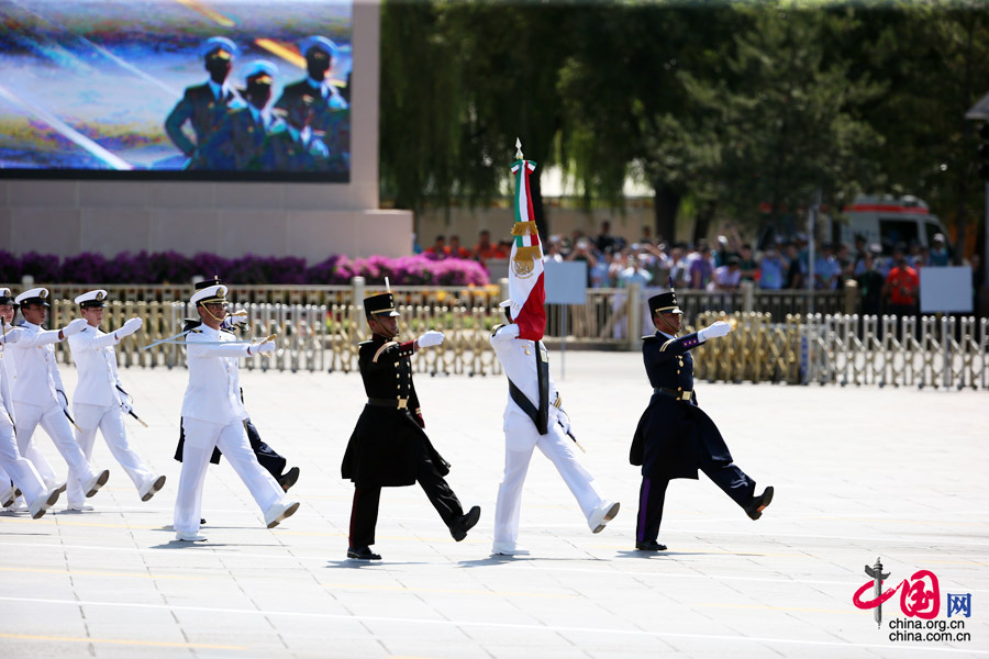 9月3日，中國人民抗日戰爭暨世界反法西斯戰爭勝利70周年紀念大會在北京隆重舉行，有11個國家派方隊、6個國家派代表隊來華參加閱兵。圖為墨西哥武裝力量方隊通過天安門廣場。中國網記者 鄭亮攝 