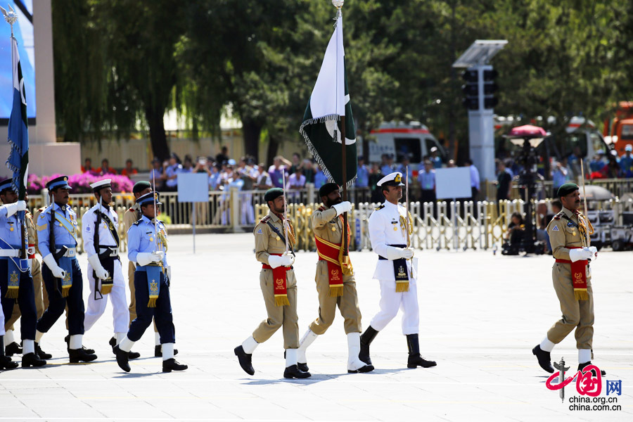 9月3日，中國人民抗日戰(zhàn)爭暨世界反法西斯戰(zhàn)爭勝利70周年紀念大會在北京隆重舉行，有11個國家派方隊、6個國家派代表隊來華參加閱兵。圖為巴基斯坦武裝力量方隊通過天安門廣場。中國網(wǎng)記者 楊佳攝