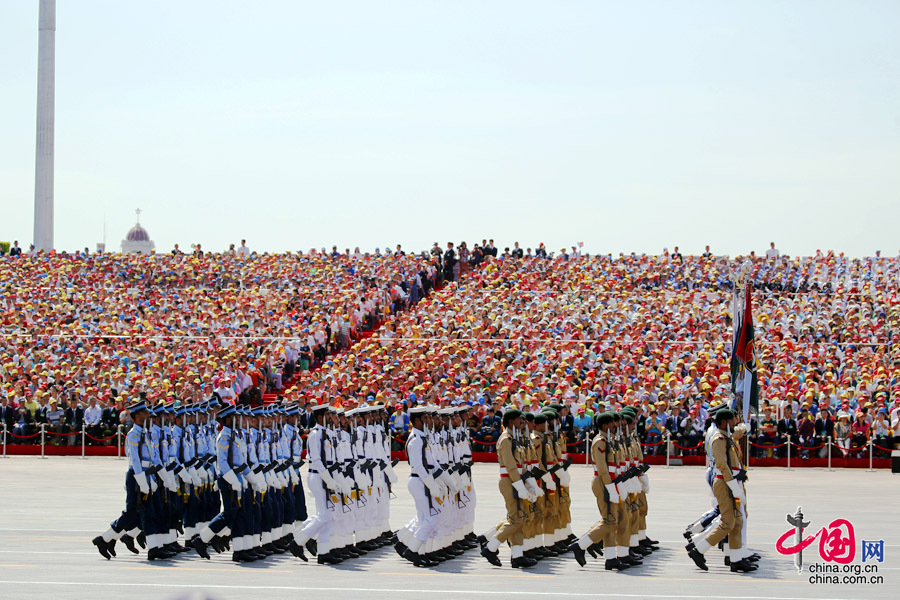 9月3日，中國人民抗日戰(zhàn)爭暨世界反法西斯戰(zhàn)爭勝利70周年紀念大會在北京隆重舉行，有11個國家派方隊、6個國家派代表隊來華參加閱兵。圖為巴基斯坦武裝力量方隊通過天安門廣場。中國網(wǎng)記者 楊佳攝