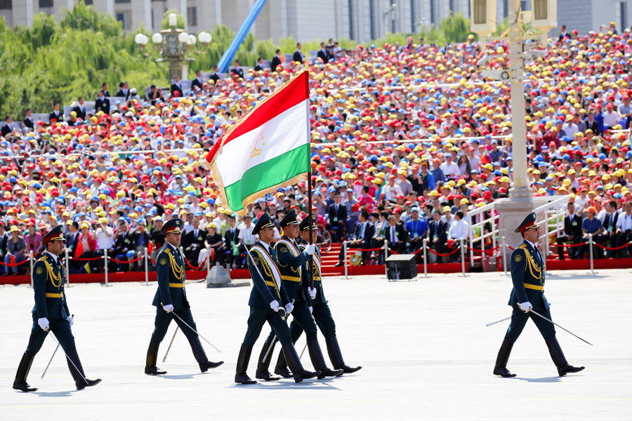 9月3日，中國人民抗日戰(zhàn)爭暨世界反法西斯戰(zhàn)爭勝利70周年紀(jì)念大會在北京隆重舉行，有11個國家派方隊、6個國家派代表隊來華參加閱兵。圖為塔吉克斯坦武裝力量方隊通過天安門廣場。中國網(wǎng)記者 楊佳攝 