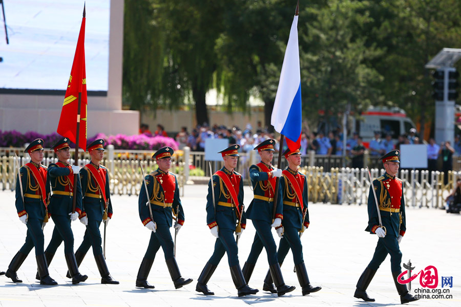 9月3日，中國人民抗日戰(zhàn)爭(zhēng)暨世界反法西斯戰(zhàn)爭(zhēng)勝利70周年紀(jì)念大會(huì)在北京隆重舉行，有11個(gè)國家派方隊(duì)、6個(gè)國家派代表隊(duì)來華參加閱兵。圖為俄羅斯聯(lián)邦武裝力量方隊(duì)通過天安門廣場(chǎng)。中國網(wǎng)記者 鄭亮攝 