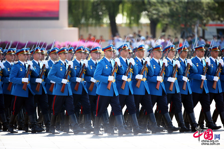 9月3日，中國人民抗日戰(zhàn)爭(zhēng)暨世界反法西斯戰(zhàn)爭(zhēng)勝利70周年紀(jì)念大會(huì)在北京隆重舉行，有11個(gè)國家派方隊(duì)、6個(gè)國家派代表隊(duì)來華參加閱兵。圖為俄羅斯聯(lián)邦武裝力量方隊(duì)通過天安門廣場(chǎng)。中國網(wǎng)記者 鄭亮攝 